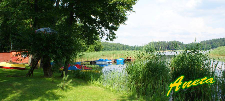 деревянные дачные домики база отдыха ночлеги на берегу озера в Польше Мазурские озера