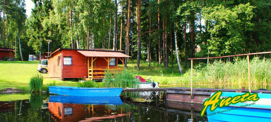 деревянные дачные домики база отдыха ночлеги на берегу озера в Польше Мазурские озера