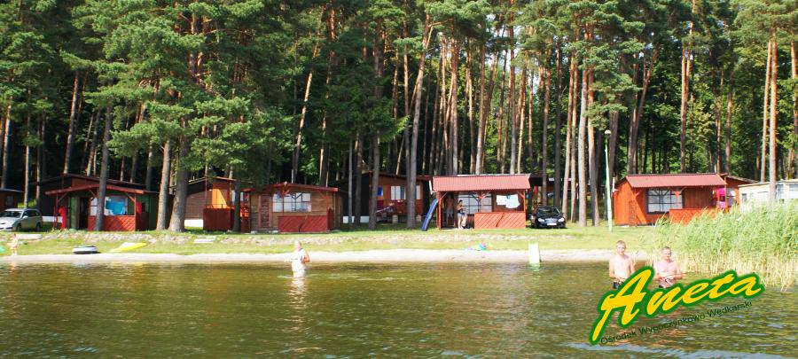 деревянные дачные домики база отдыха ночлеги на берегу озера в Польше Мазурские озера
