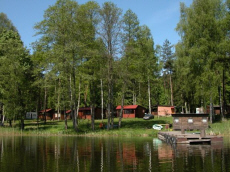 деревянные дачные домики база отдыха ночлеги на берегу озера в Польше Мазурские озера