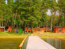 деревянные дачные домики база отдыха ночлеги на берегу озера в Польше Мазурские озера