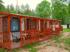 деревянные дачные домики база отдыха ночлеги на берегу озера в Польше Мазурские озера