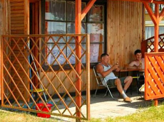 деревянные дачные домики база отдыха ночлеги на берегу озера в Польше Мазурские озера